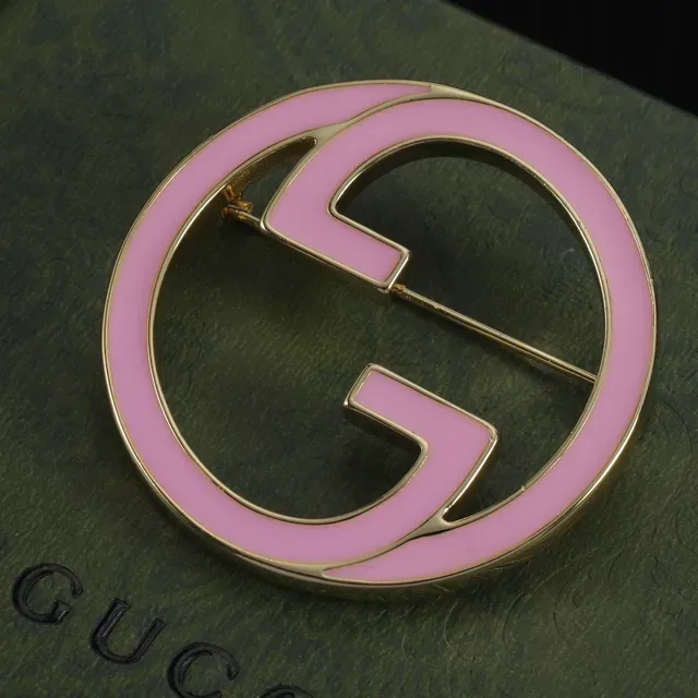 Gucci गुलाबी गोल्ड वृत्ताकार एनेमेल Interlocking G Logo ब्रोच 3