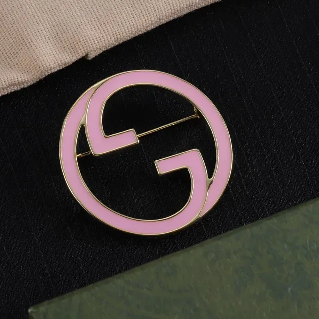 Gucci गुलाबी गोल्ड वृत्ताकार एनेमेल Interlocking G Logo ब्रोच 4