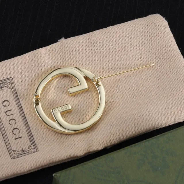 Gucci गुलाबी गोल्ड वृत्ताकार एनेमेल Interlocking G Logo ब्रोच 5