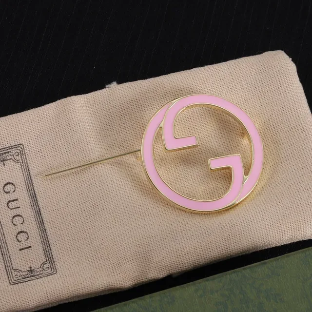 Gucci गुलाबी गोल्ड वृत्ताकार एनेमेल Interlocking G Logo ब्रोच 6