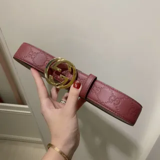 Gucci حزام جلدي ذهبي أحمر مطبوع GG مونوغرام متشابك G مع مشبك