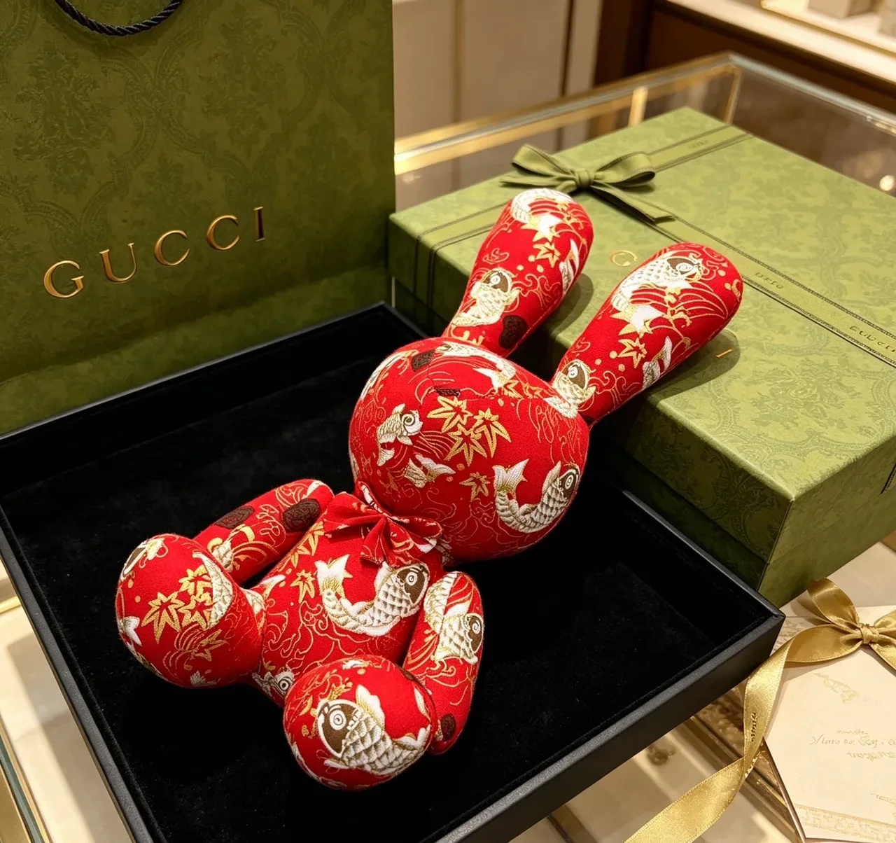 Bolso Gucci Rojo Dorado Peluche Bordado Motivo Peces y Bambú 2