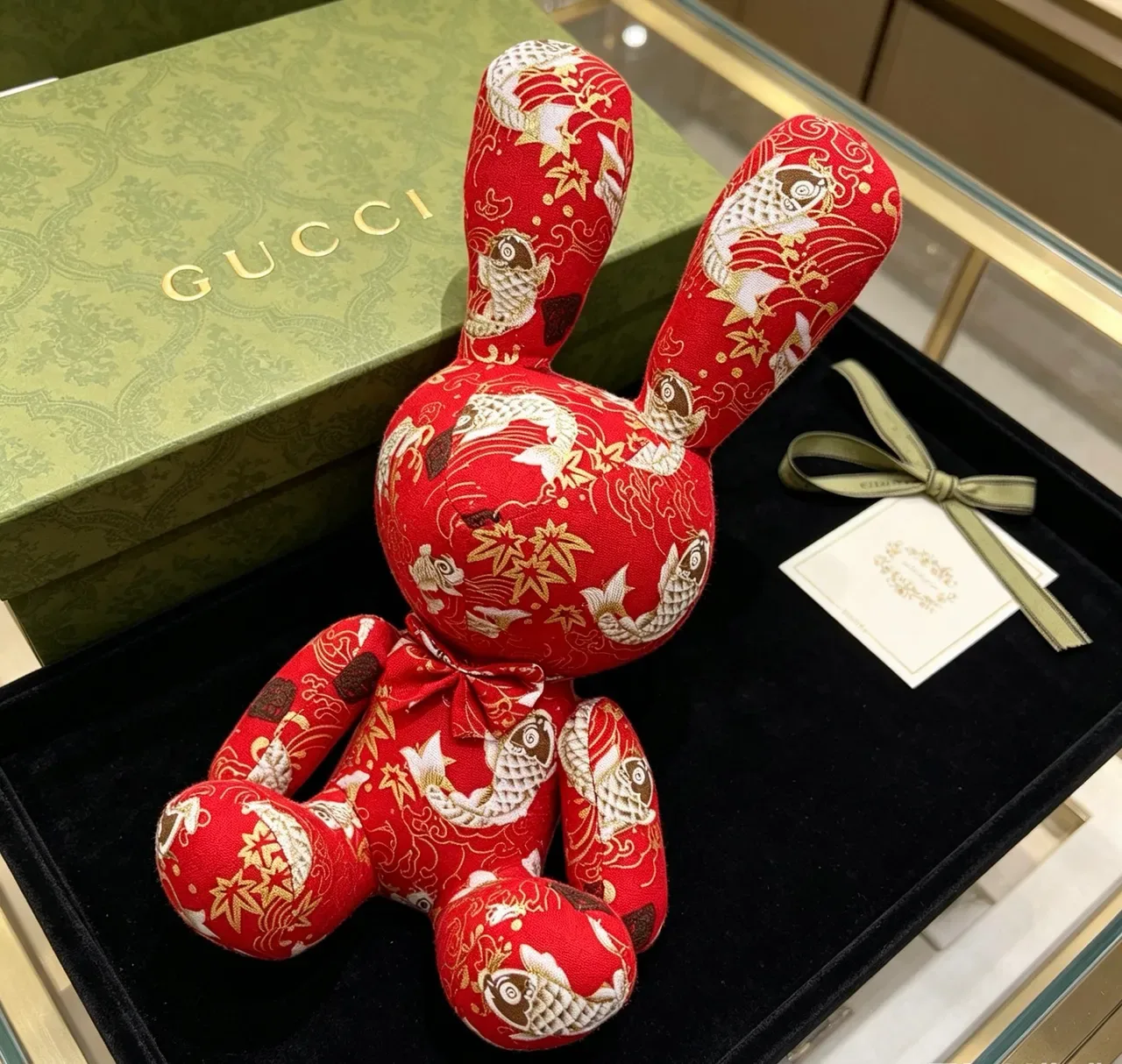 Bolso Gucci Rojo Dorado Peluche Bordado Motivo Peces y Bambú 8