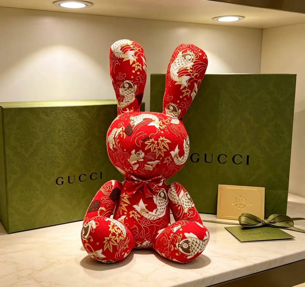 Bolso Gucci Rojo Dorado Peluche Bordado Motivo Peces y Bambú 9