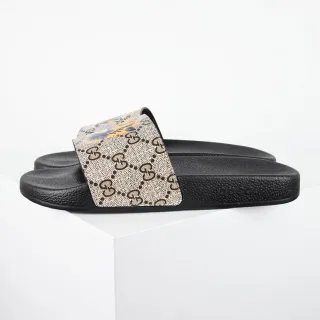 Gucci Screener GG Supreme Tiger Print حذاء منزلي