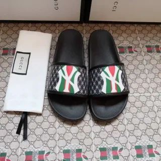 Gucci Screener NY Yankees Logo pantuflas negras
