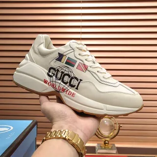Gucci Screener Off-White ग्लोब और फ्लैग्स चंकी स्नीकर