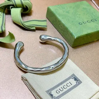 Gucci سوار فضي منحوت