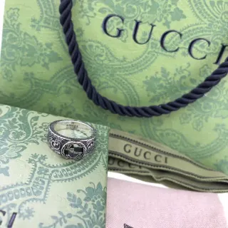 Gucci चांदी काला सज्जित उकेरा हुआ बैंड बहुकोणीय गहरा केंद्र पत्थर अंगूठी