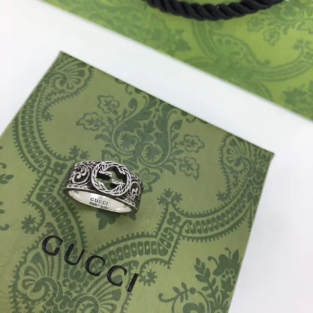 Gucci Bague Argent Noir Ornée Gravée avec Bande Facetée Pierre Centrale Sombre 2
