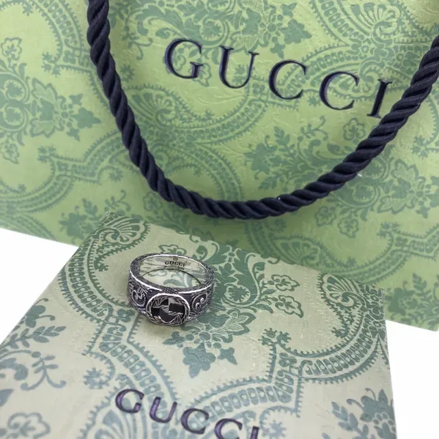 Gucci Bague Argent Noir Ornée Gravée avec Bande Facetée Pierre Centrale Sombre 3