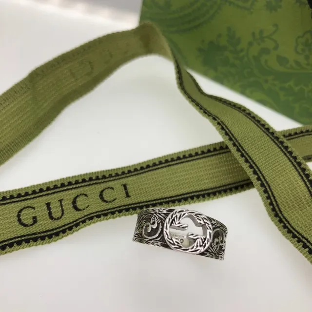 Gucci Bague Argent Noir Ornée Gravée avec Bande Facetée Pierre Centrale Sombre 4