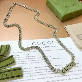 Gucci চাঁদি হরা মোটা কার্ব চেইন আয়তক্ষর লোগো প্লেক পেন্ডেন্ট নেকলেস