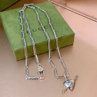 Gucci রুপালী হার্ট এবং অ্যারো পেন্ডেন্ট নেকলেস