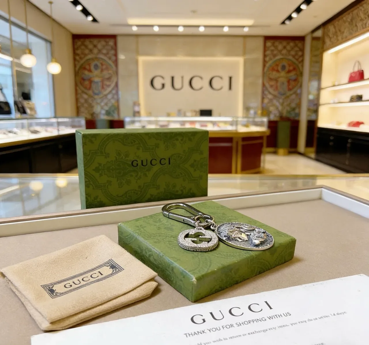 Gucci Silver Sculpted Lion Medallion Pavé Crystal-Encrusted Interlocking G Bracelet 4