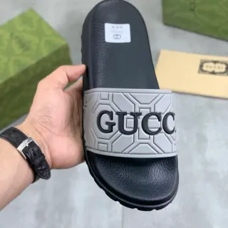 Gucci Slide Sandalia de goma negra y gris
