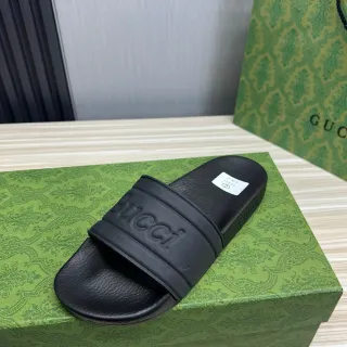 Gucci Sandalias de dedo negras con logo embossado en la correa