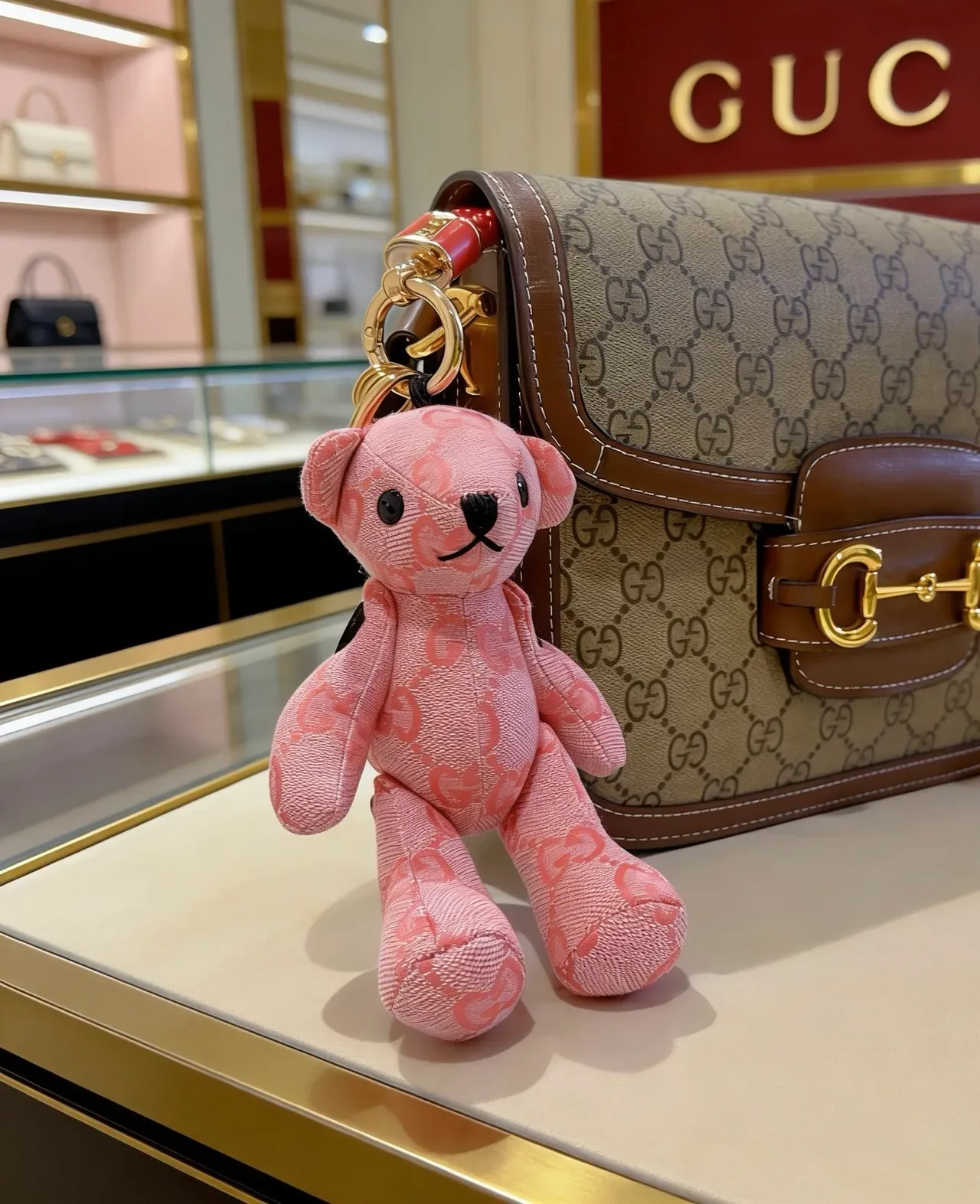 Gucci سلسلة مفاتيح دب تيدي وردي أسود مخمل GG مونوغرام قماش جاكار حقيبة يد 2