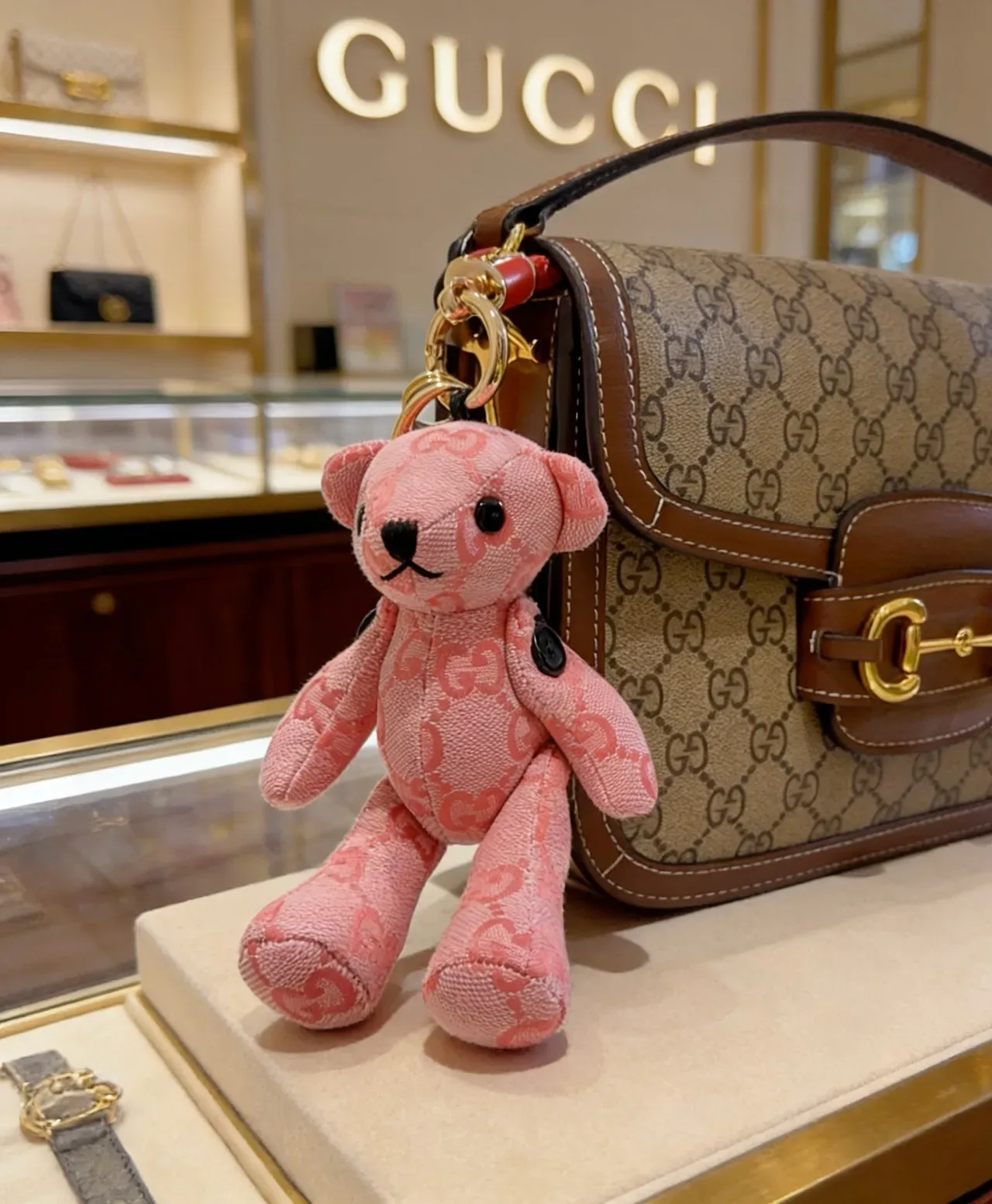 Gucci سلسلة مفاتيح دب تيدي وردي أسود مخمل GG مونوغرام قماش جاكار حقيبة يد 3