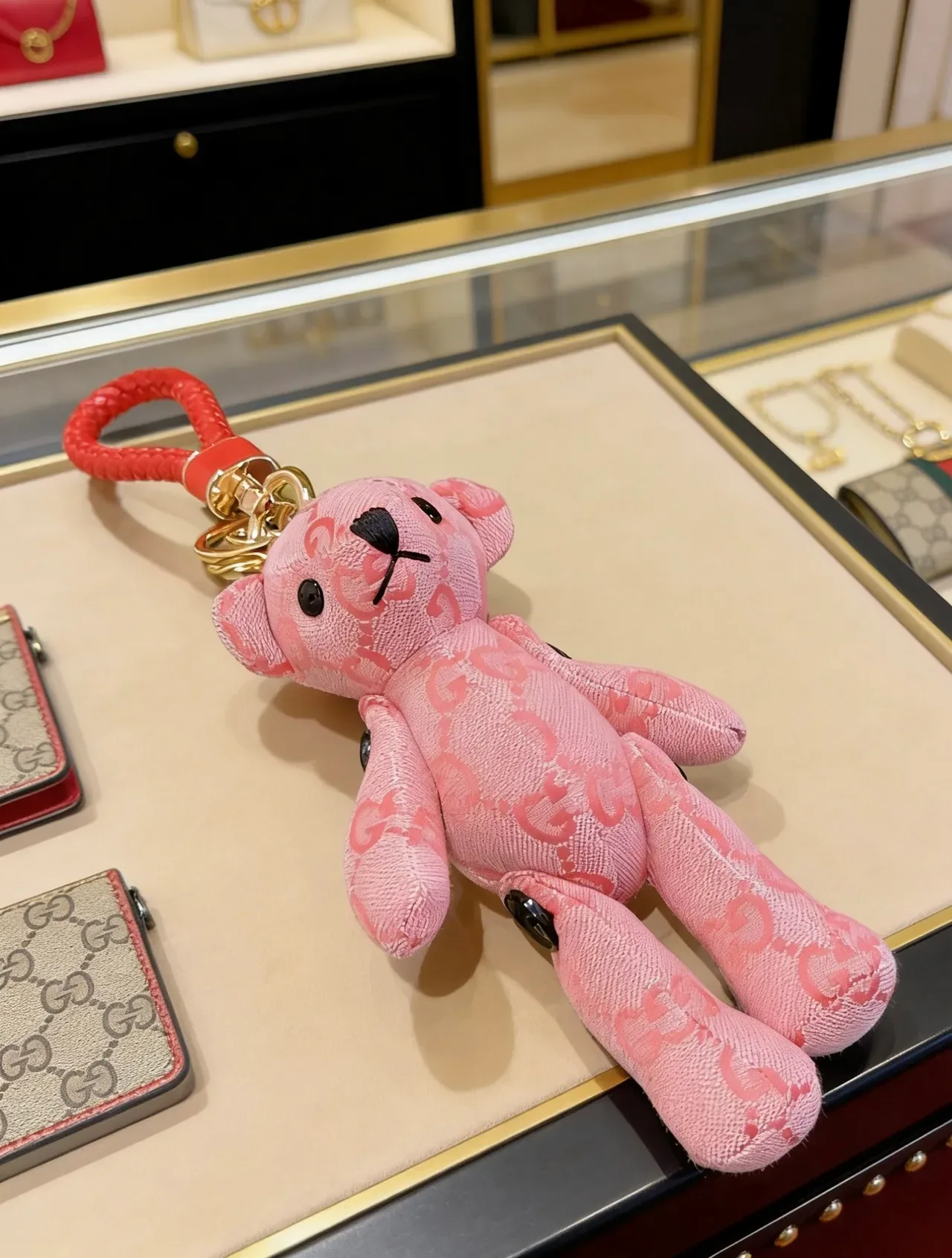 Gucci سلسلة مفاتيح دب تيدي وردي أسود مخمل GG مونوغرام قماش جاكار حقيبة يد 4