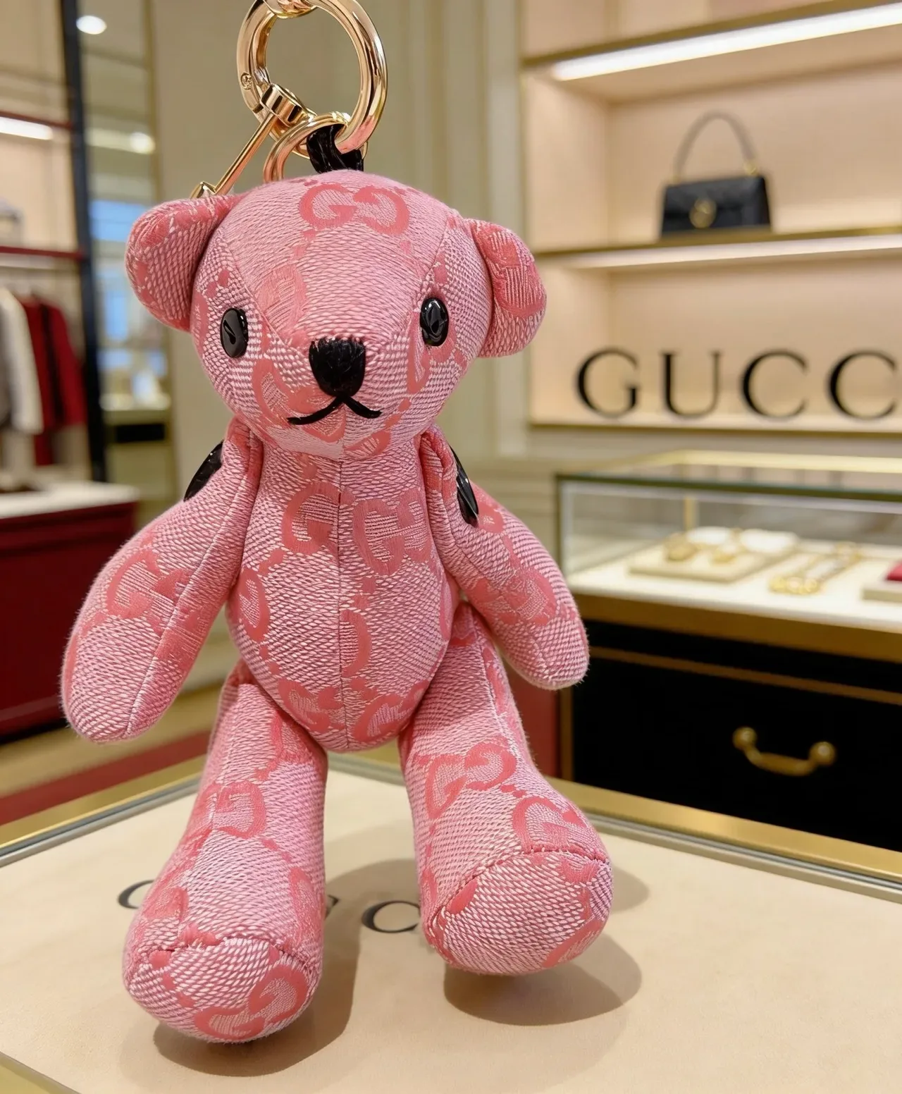 Gucci سلسلة مفاتيح دب تيدي وردي أسود مخمل GG مونوغرام قماش جاكار حقيبة يد 5
