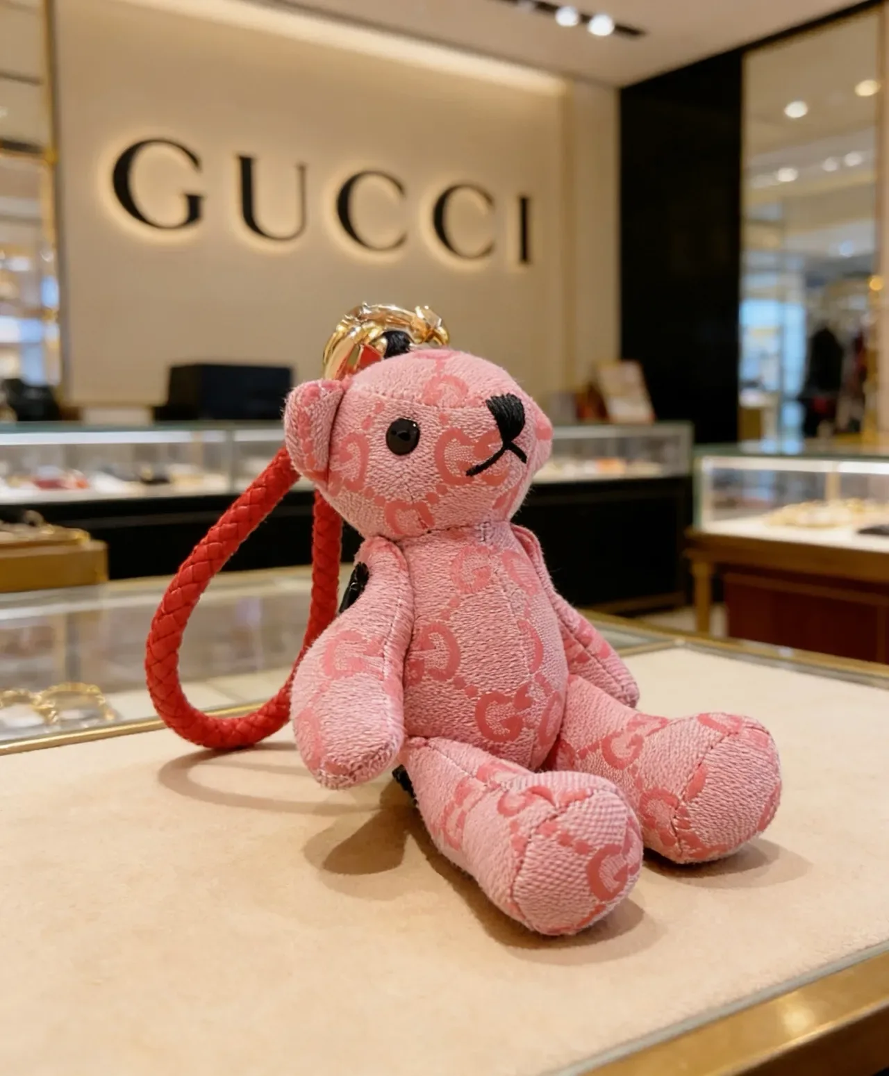 Gucci سلسلة مفاتيح دب تيدي وردي أسود مخمل GG مونوغرام قماش جاكار حقيبة يد 8