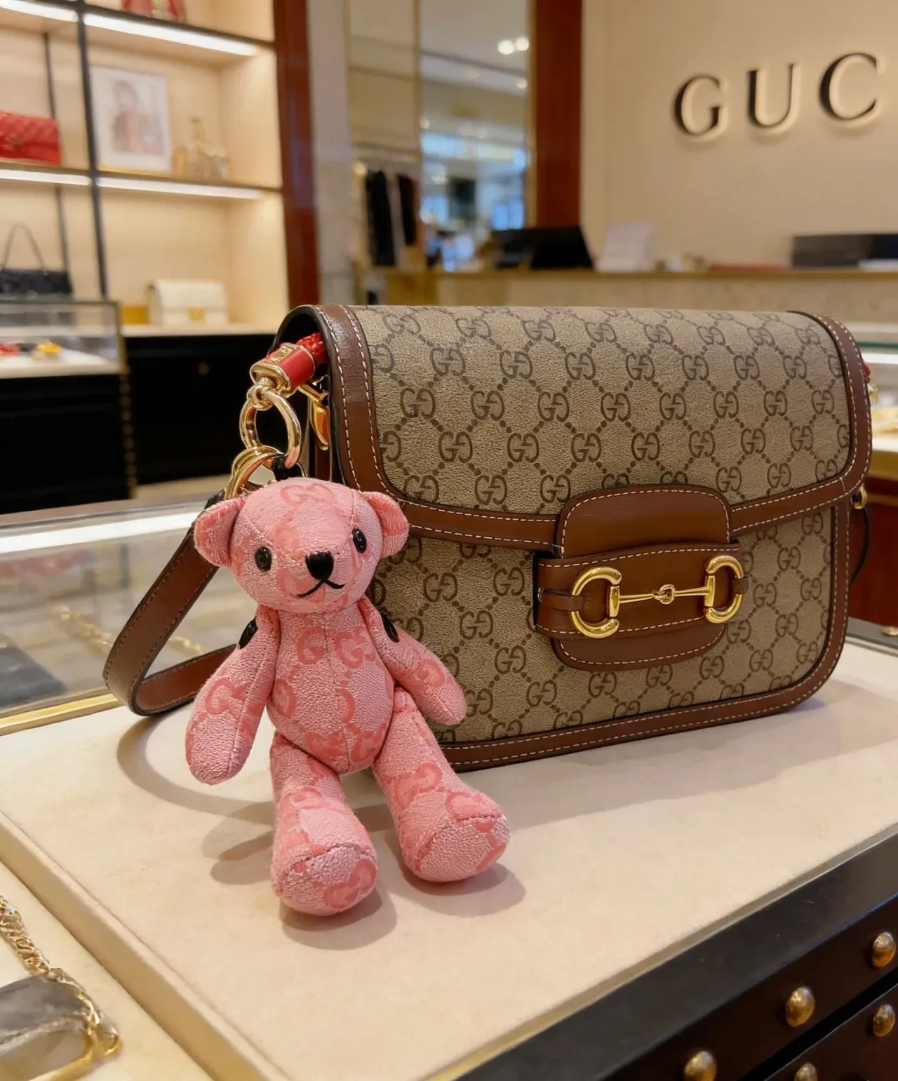 Gucci سلسلة مفاتيح دب تيدي وردي أسود مخمل GG مونوغرام قماش جاكار حقيبة يد 9