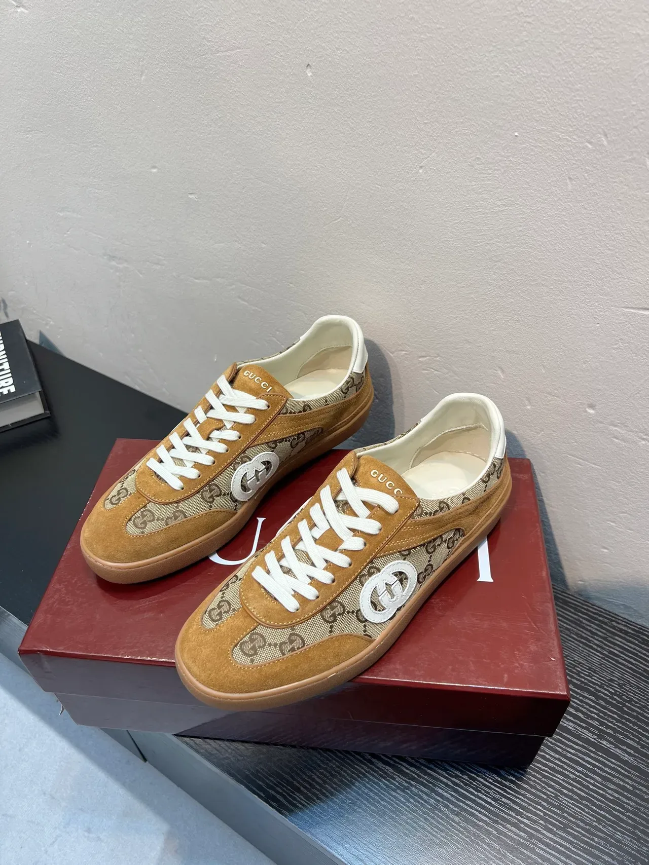 Gucci Tennis 1977 Beige et Tan GG Monogram Sneakers Lifestyle 3