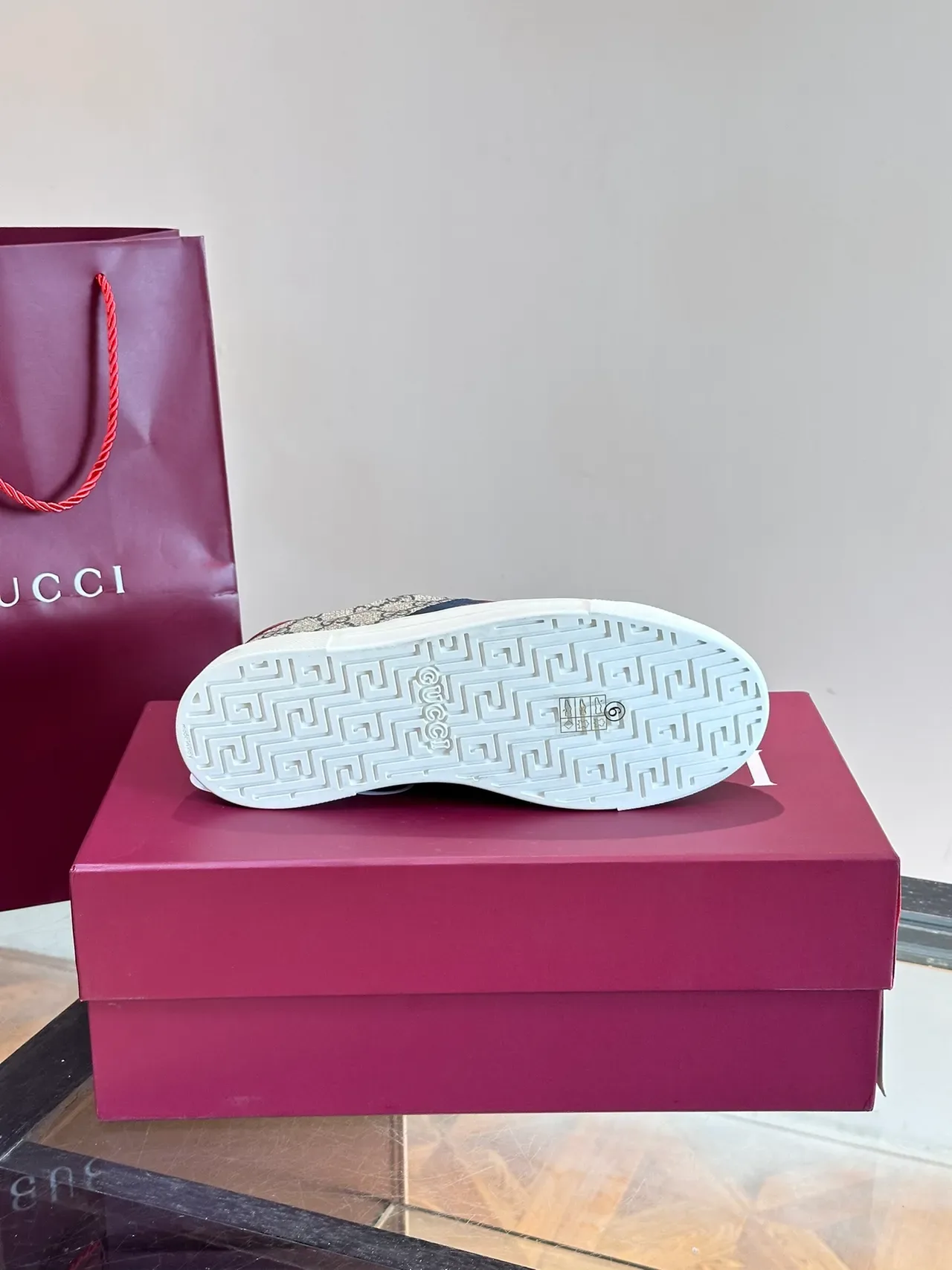 Gucci Tennis 1977 GG Supreme bege vermelho marinho tênis lifestyle 2