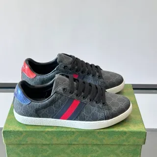 Gucci Tennis 1977 Zapatillas Lifestyle Gris con Rayas Monogram Web