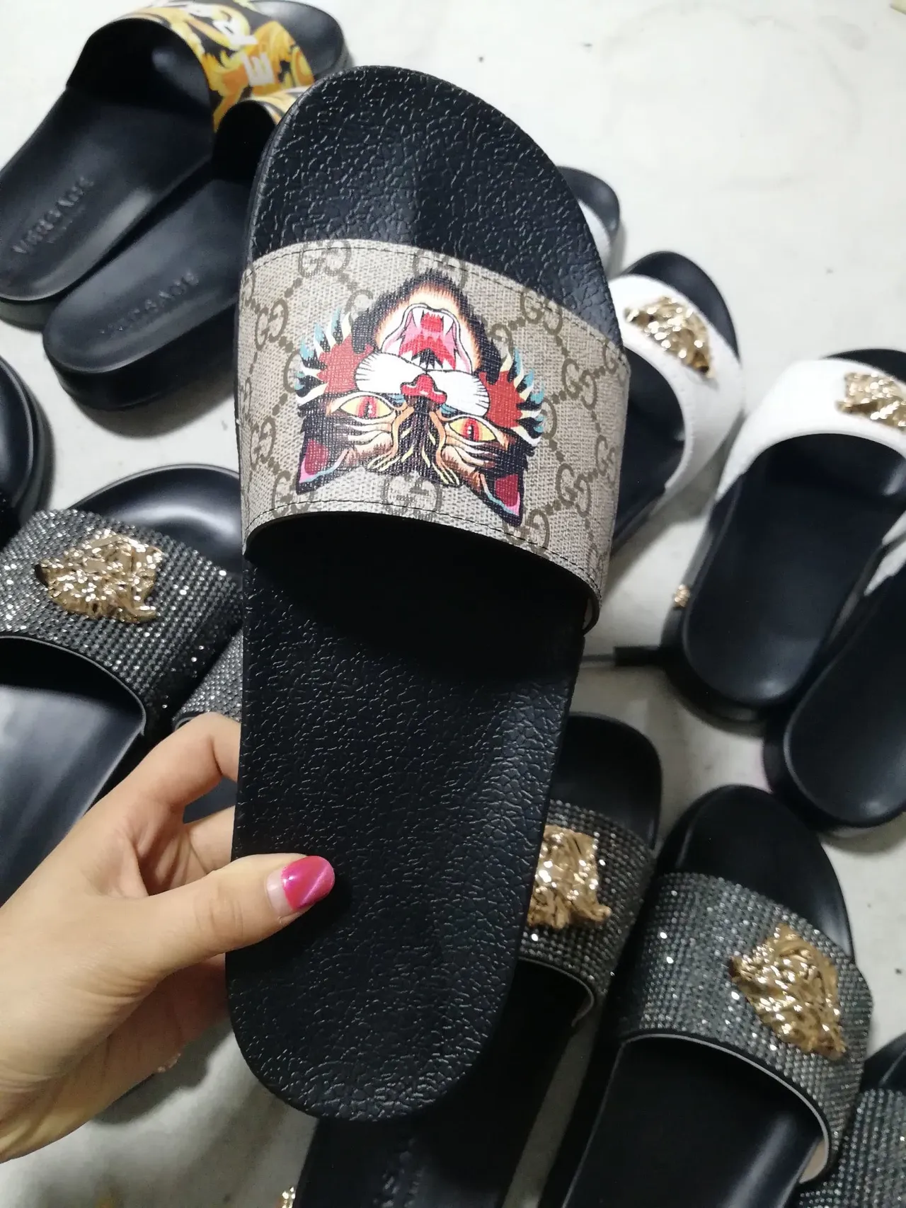 Gucci Tiger Slide 黑色和米色 GG Supreme 拖鞋 2