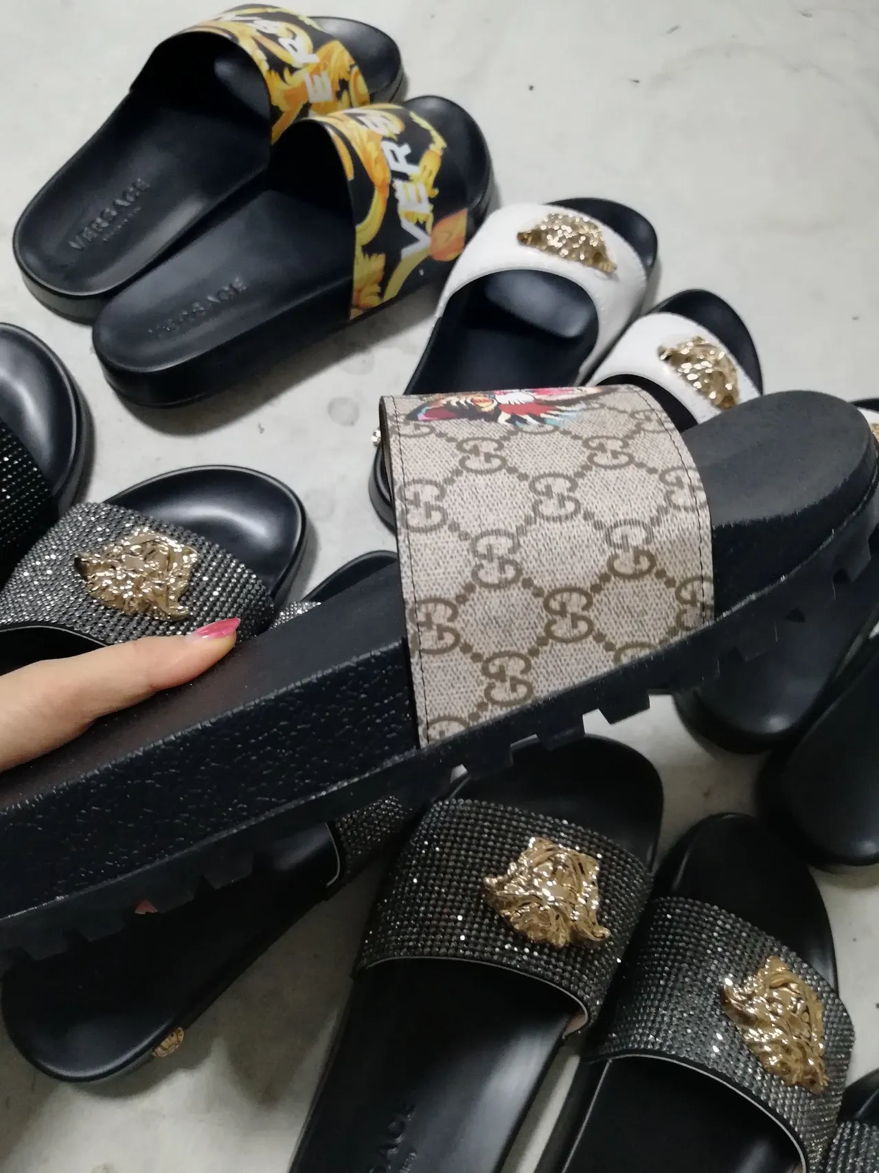 Gucci Tiger Slide 黑色和米色 GG Supreme 拖鞋 3