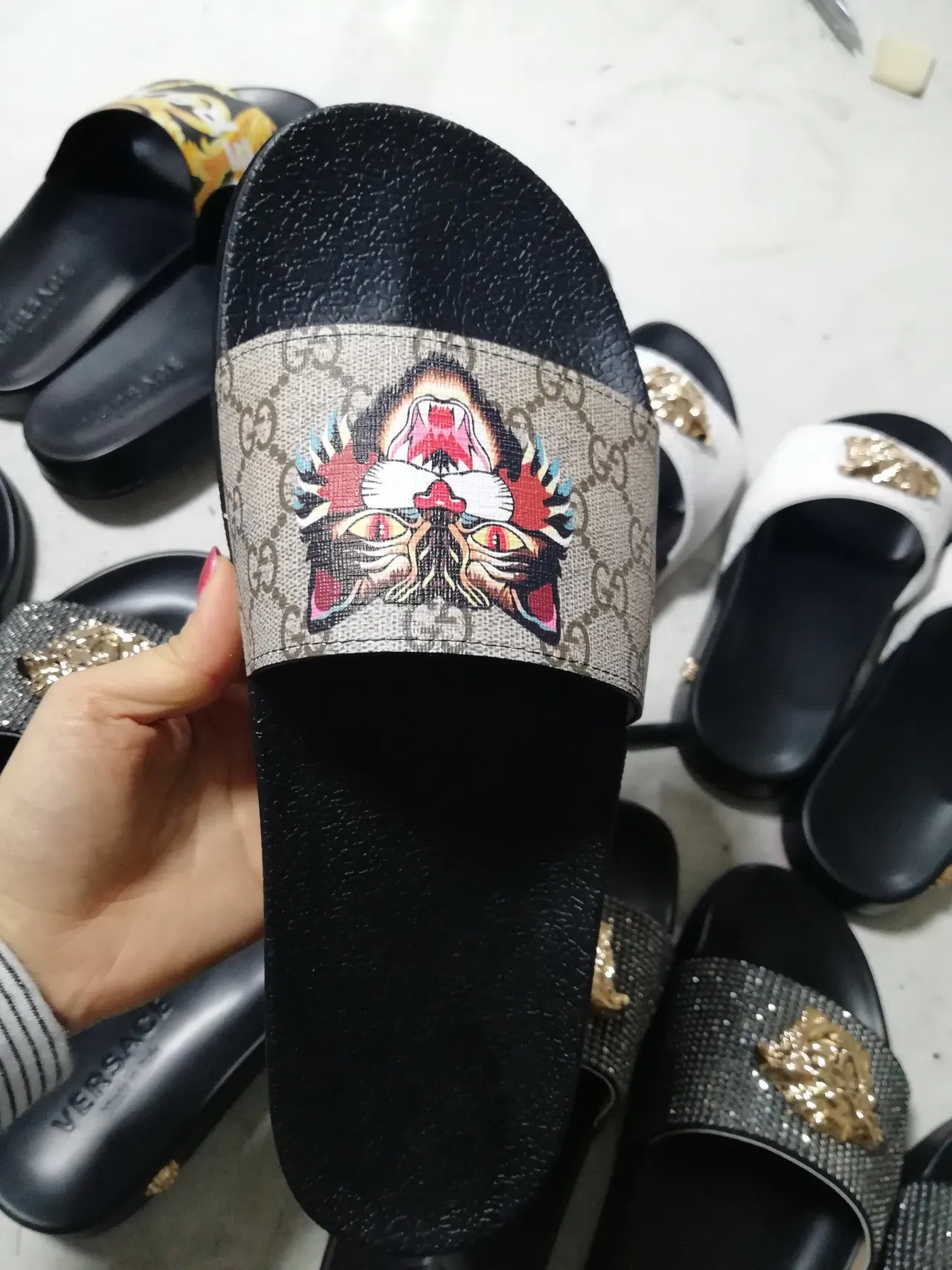 Gucci Tiger Slide 黑色和米色 GG Supreme 拖鞋 4