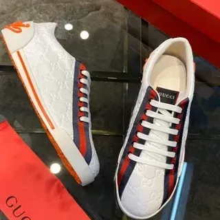 Gucci Zapatillas Lifestyle Blancas Rojas con Panel Lateral Rayado de Cuero Monogram-Embossed