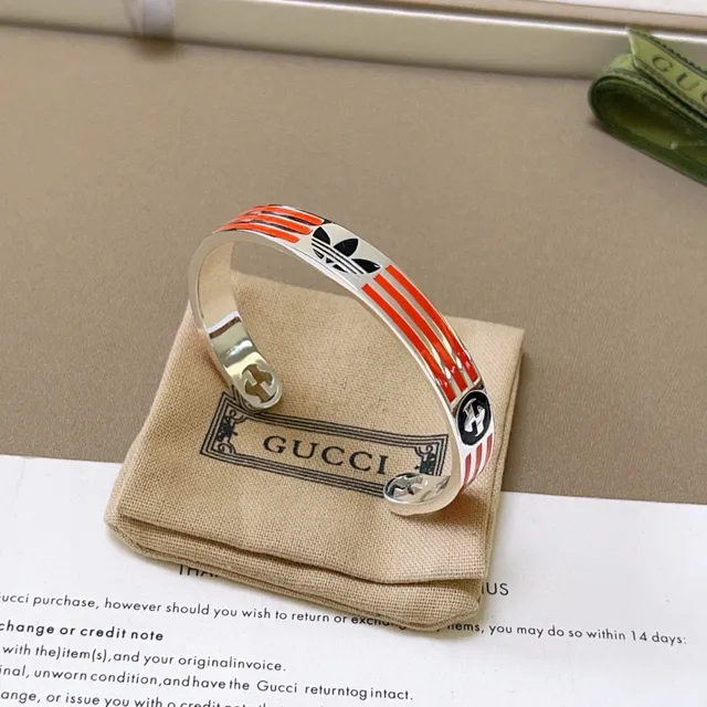 Gucci x Adidas Pulseira de pulso aberto com listra de esmalte e duplo logotipo 4