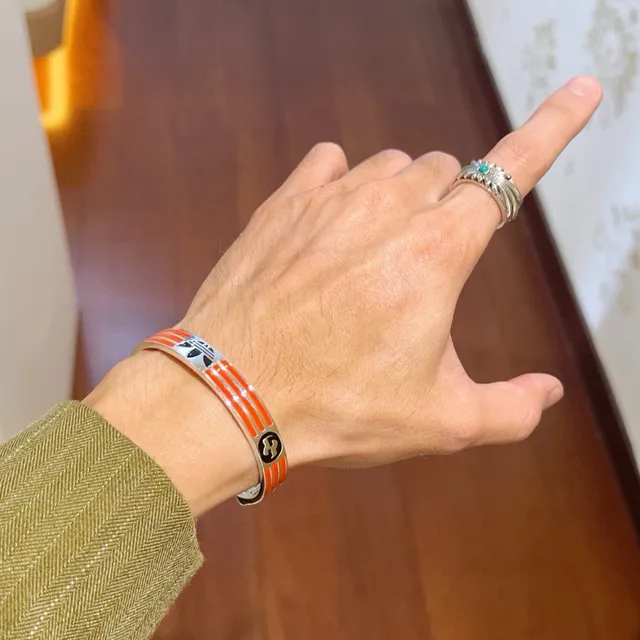 Gucci x Adidas Pulseira de pulso aberto com listra de esmalte e duplo logotipo 5
