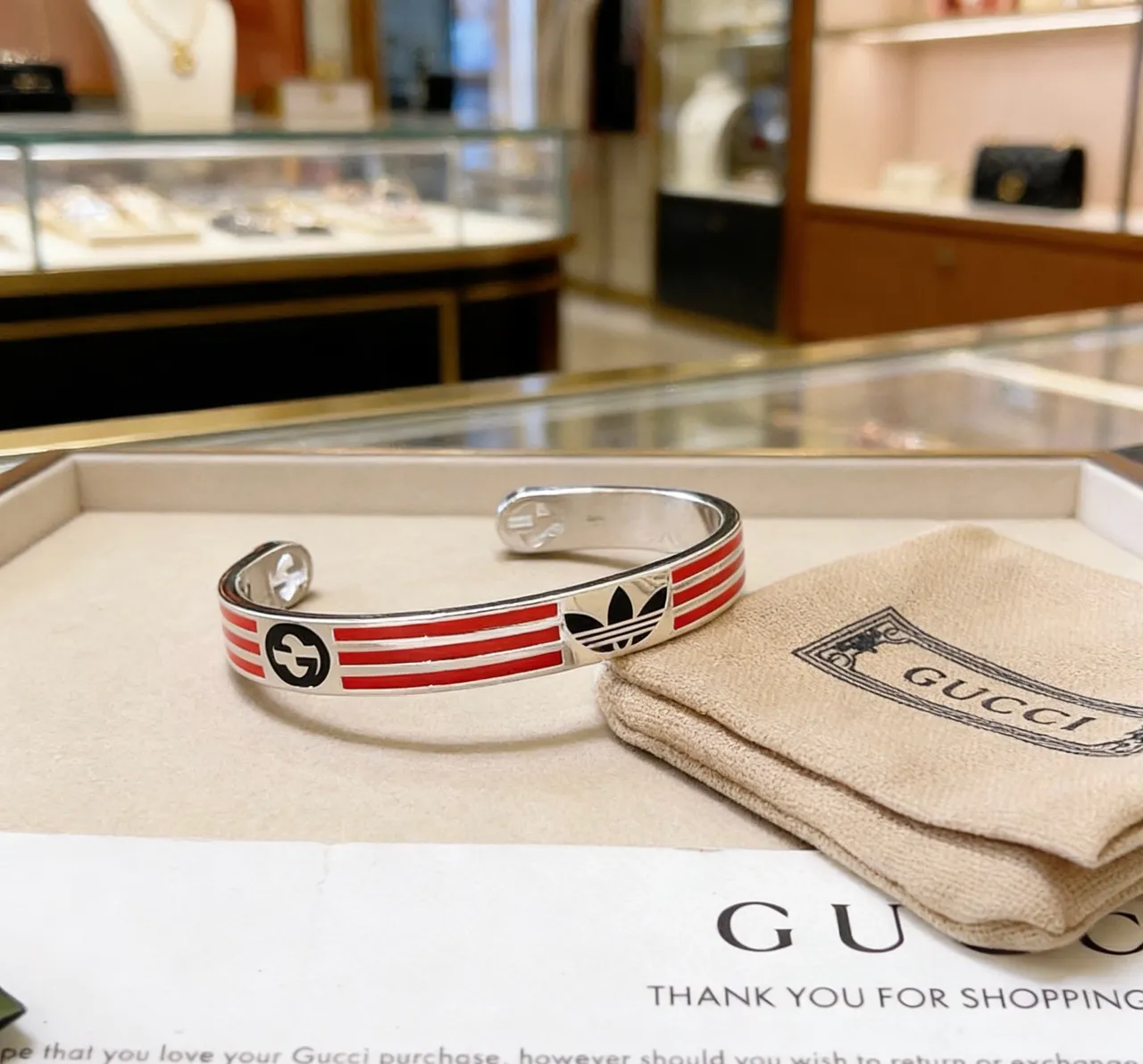 Gucci x Adidas Pulseira de pulso aberto com listra de esmalte e duplo logotipo 6
