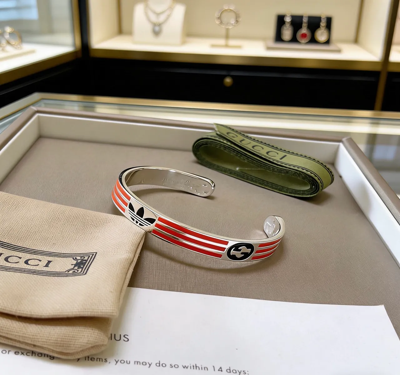 Gucci x Adidas Pulseira de pulso aberto com listra de esmalte e duplo logotipo 7
