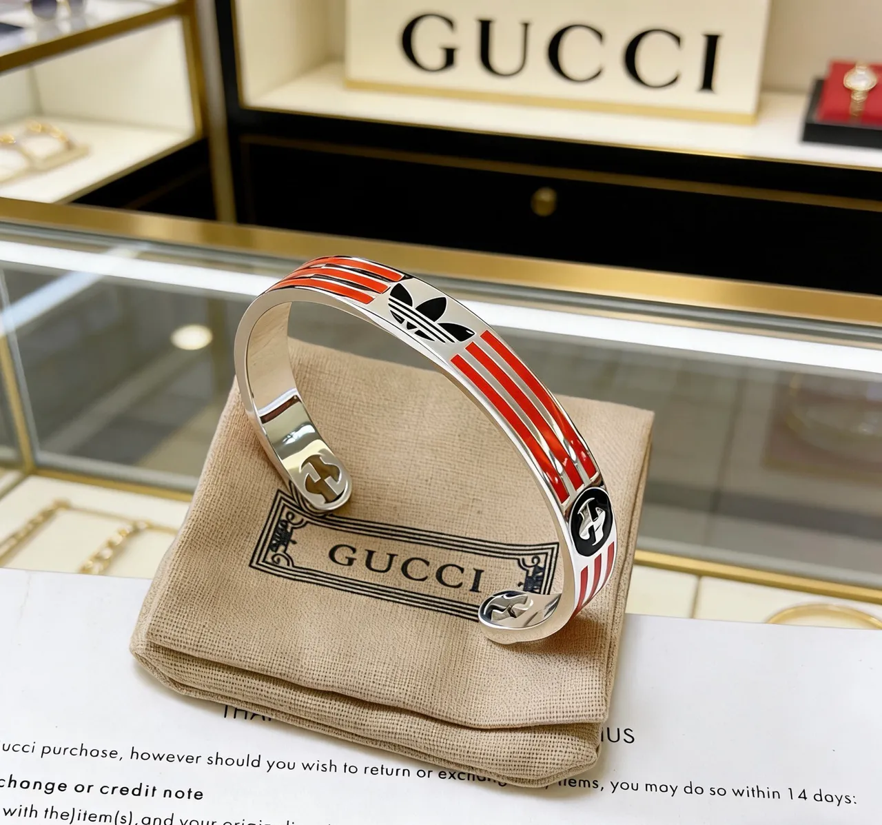 Gucci x Adidas Pulseira de pulso aberto com listra de esmalte e duplo logotipo 9