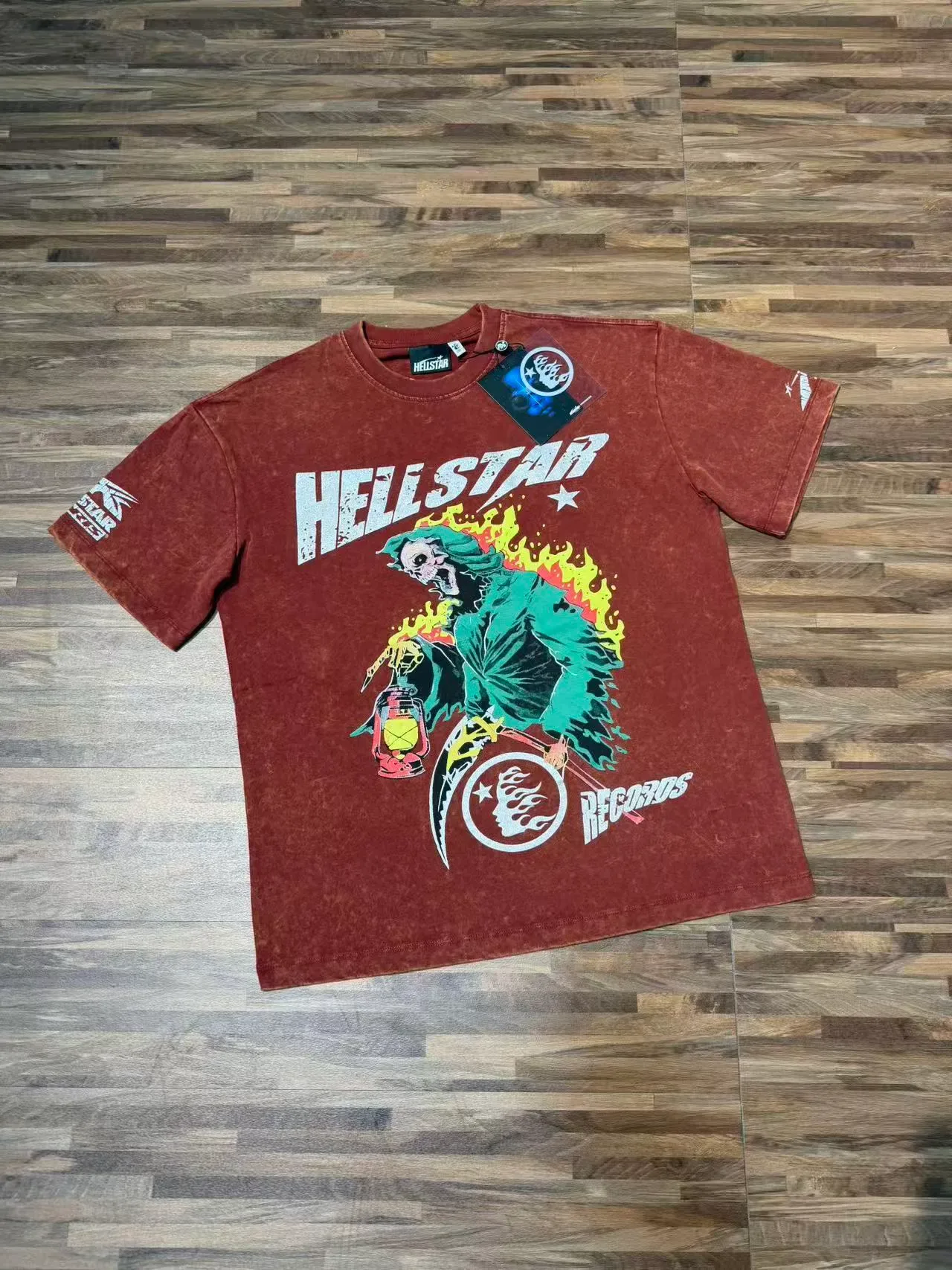 Camiseta Hellstar vermelha desgastada com estampa gráfica 7