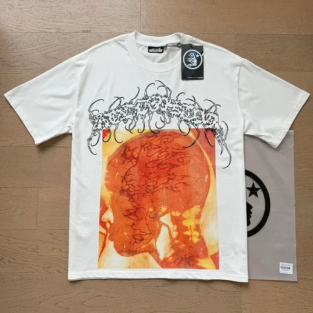 Camiseta Hellstar com estampa gráfica de ilustração anatômica frente e verso 2