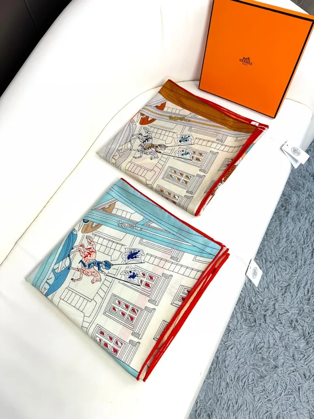 Hermès bege vermelho ilustrado motivo arquitetônico jogo de cartas detalhe lenço de seda 4