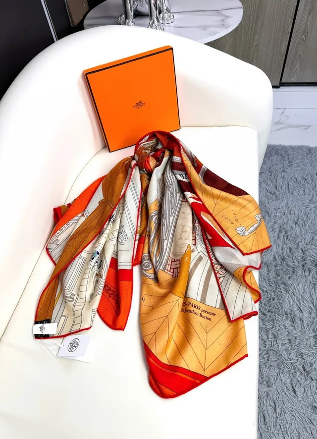 Hermès bege vermelho ilustrado motivo arquitetônico jogo de cartas detalhe lenço de seda 7