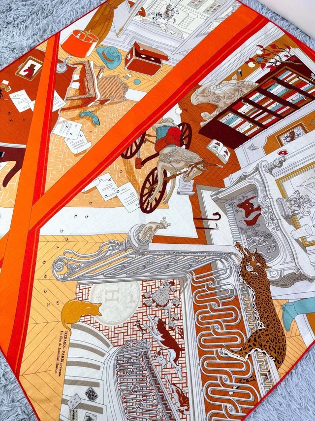 Hermès bege vermelho ilustrado motivo arquitetônico jogo de cartas detalhe lenço de seda 8