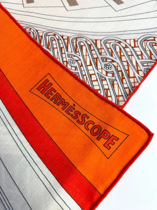 Hermès bege vermelho ilustrado motivo arquitetônico jogo de cartas detalhe lenço de seda 9