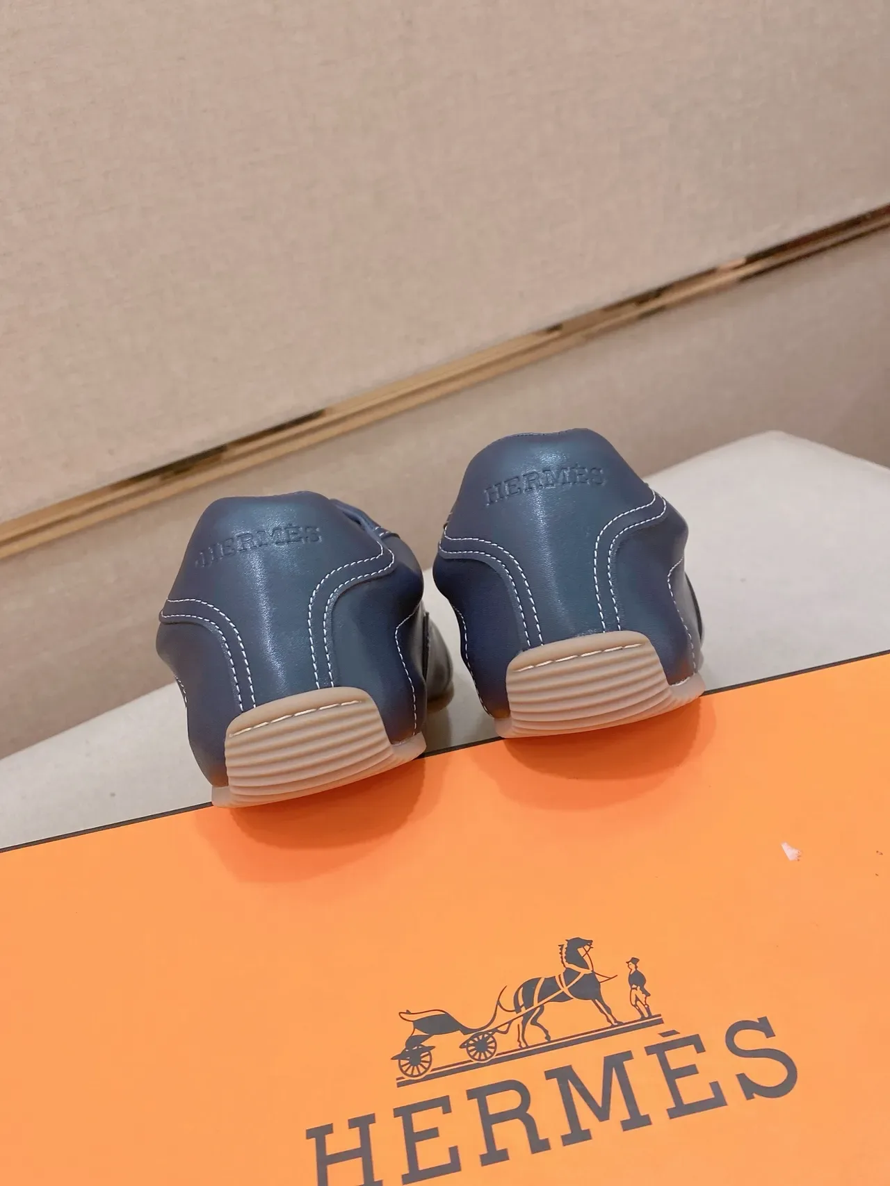 Hermès 蓝白皮革鞋面 缝制 H 标志 生活方式运动鞋 3