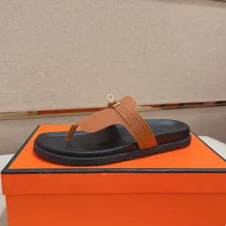 Hermès भूरा काला तन चमड़ा थोंग पट्टी सोने का स्वरूप H हार्डवेयर चप्पल