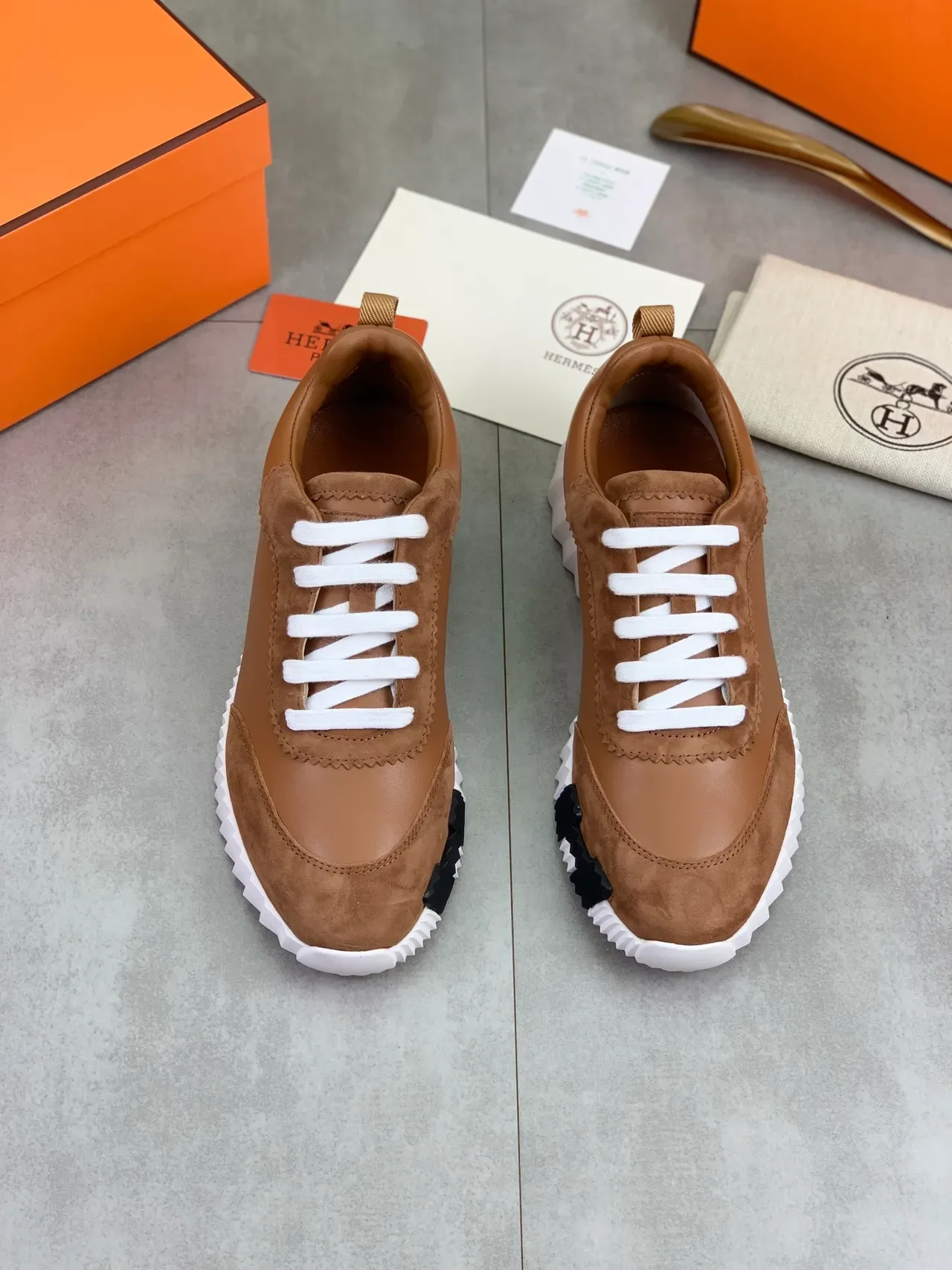 Hermès Zapatillas Lifestyle Cuero Y Ante Marrón Blanco Tan Cordones Planos 4