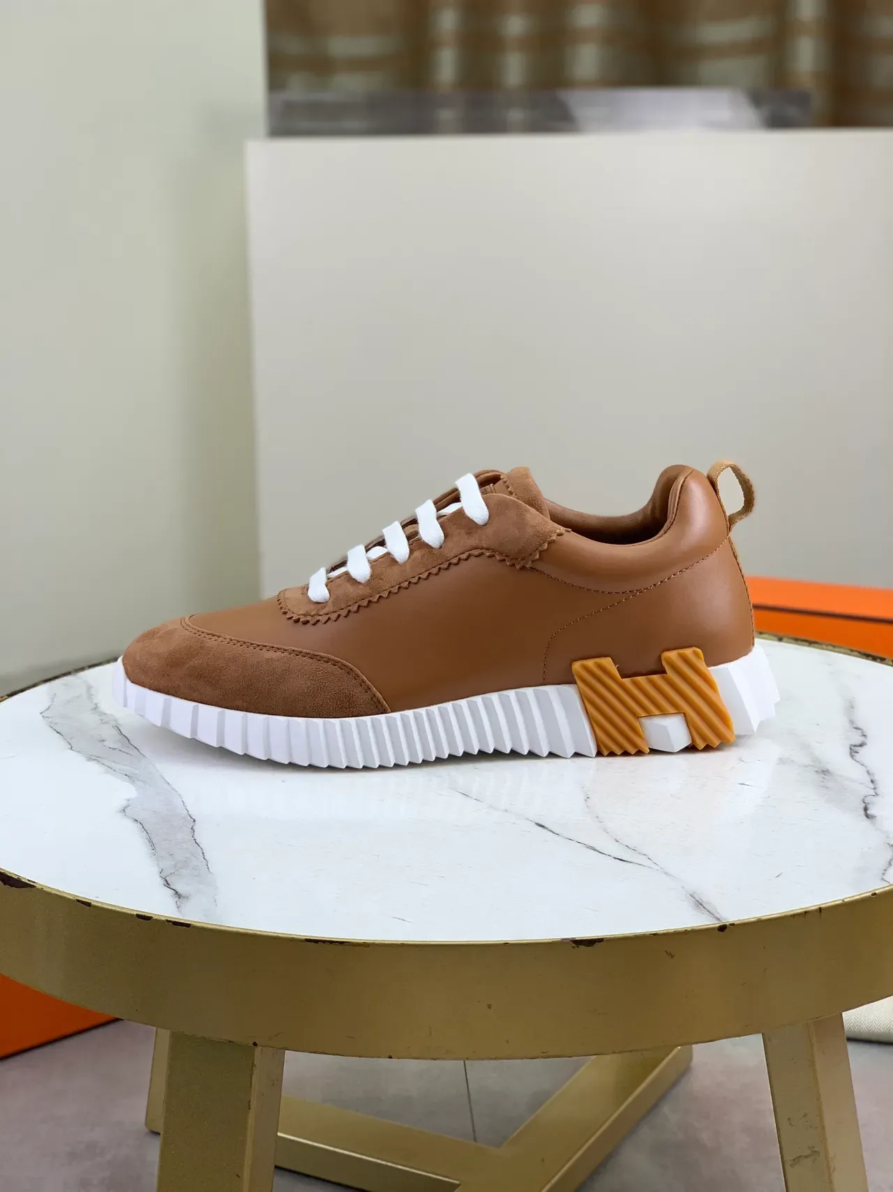 Hermès Zapatillas Lifestyle Cuero Y Ante Marrón Blanco Tan Cordones Planos 5