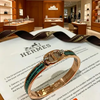 Hermès Clic H সোনালি সবুজ টগল ক্লাস্প গোলাপি ধাতুর চুড়ি